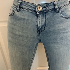 Size 4 great DKNY see photos, stretch cut-off jeans, very flattering 4 pockets